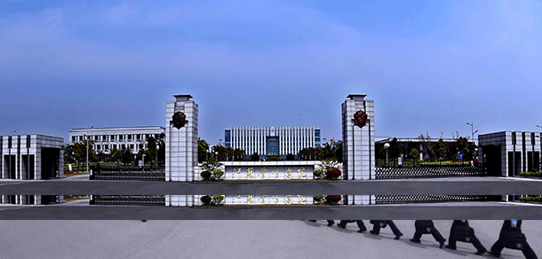 大學(xué)校志：校名、校標(biāo)、校訓(xùn)、?；?、校旗、校歌