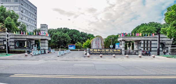 大學(xué)校志：校名、校標(biāo)、校訓(xùn)、?；?、校旗、校歌