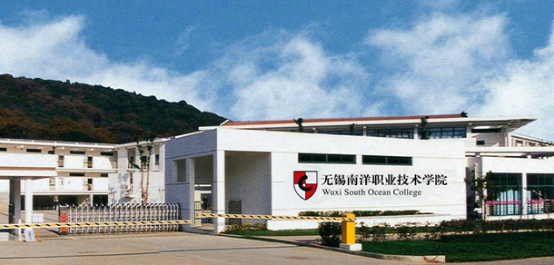 大學(xué)校志：校名、校標(biāo)、校訓(xùn)、校徽、校旗、校歌