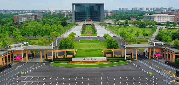 大學(xué)校志：校名、校標(biāo)、校訓(xùn)、?；铡⑿Ｆ?、校歌