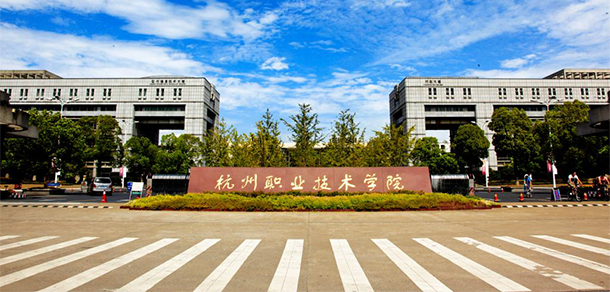 大學(xué)校志：校名、校標(biāo)、校訓(xùn)、校徽、校旗、校歌