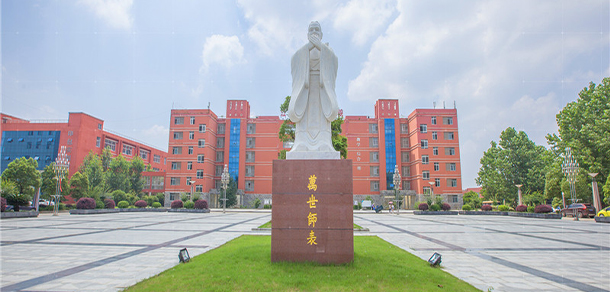 大學(xué)校志：校名、校標(biāo)、校訓(xùn)、?；铡⑿Ｆ?、校歌