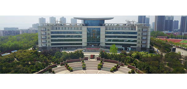 大學(xué)校志：校名、校標(biāo)、校訓(xùn)、?；?、校旗、校歌