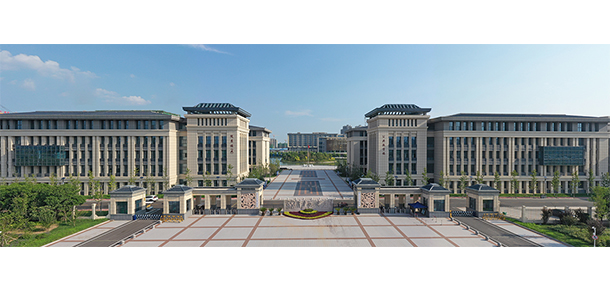 大學(xué)校志：校名、校標(biāo)、校訓(xùn)、校徽、校旗、校歌