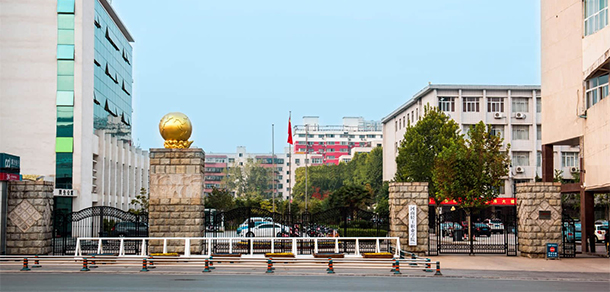 大學(xué)校志：校名、校標(biāo)、校訓(xùn)、?；?、校旗、校歌