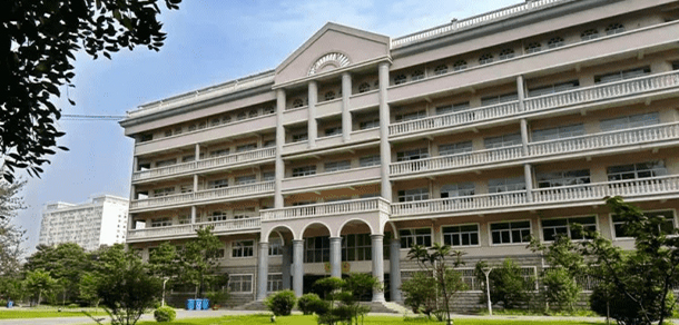 大學(xué)校志：校名、校標(biāo)、校訓(xùn)、校徽、校旗、校歌