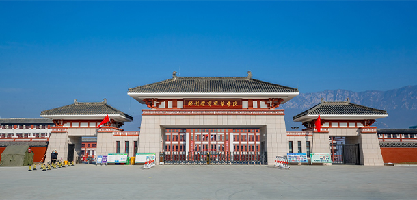 大學(xué)校志：校名、校標(biāo)、校訓(xùn)、?；?、校旗、校歌