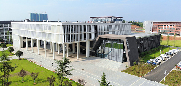 大學(xué)校志：校名、校標(biāo)、校訓(xùn)、校徽、校旗、校歌