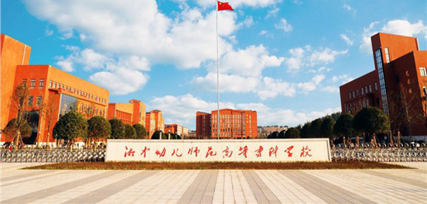 大學(xué)校志：校名、校標(biāo)、校訓(xùn)、?；?、校旗、校歌