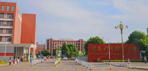 大學(xué)校志：校名、校標(biāo)、校訓(xùn)、?；?、校旗、校歌