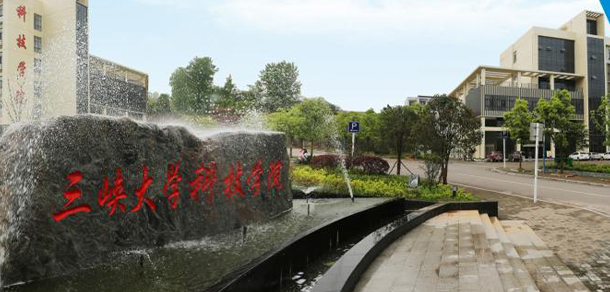 大學(xué)校志：校名、校標(biāo)、校訓(xùn)、?；铡⑿Ｆ?、校歌