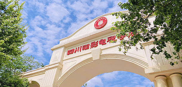 大學(xué)校志：校名、校標(biāo)、校訓(xùn)、校徽、校旗、校歌