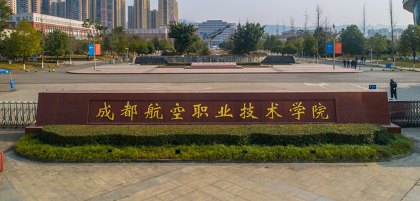 大學(xué)校志：校名、校標(biāo)、校訓(xùn)、?；铡⑿Ｆ?、校歌