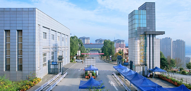 大學(xué)校志：校名、校標(biāo)、校訓(xùn)、校徽、校旗、校歌