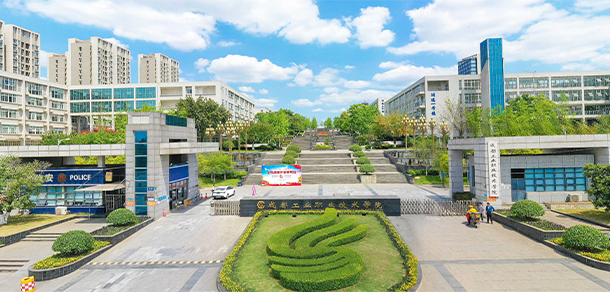 大學(xué)校志：校名、校標(biāo)、校訓(xùn)、校徽、校旗、校歌