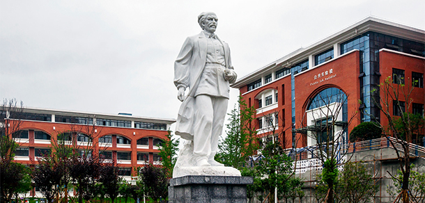 大學(xué)校志：校名、校標(biāo)、校訓(xùn)、?；?、校旗、校歌