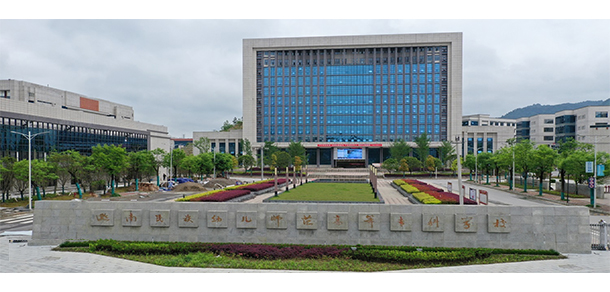 大學(xué)校志：校名、校標(biāo)、校訓(xùn)、?；?、校旗、校歌