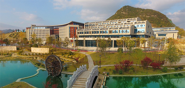 大學(xué)校志：校名、校標(biāo)、校訓(xùn)、?；?、校旗、校歌