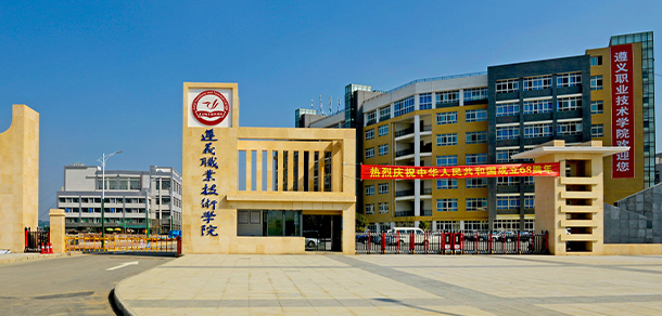大學(xué)校志：校名、校標(biāo)、校訓(xùn)、?；?、校旗、校歌