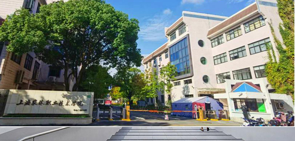 大學(xué)校志：校名、校標(biāo)、校訓(xùn)、?；?、校旗、校歌